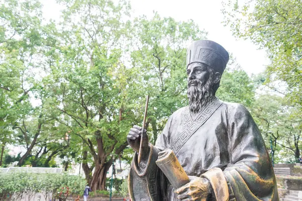 MACAU - Dec 13 2015: Matteo Ricci 's statue in Historic Centre of Macau. Знаменитое место в Макао . — стоковое фото