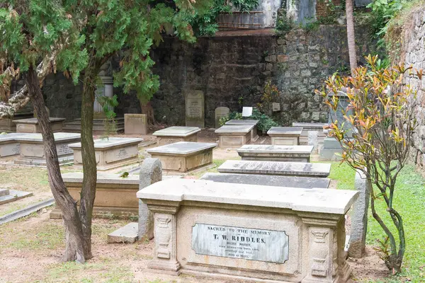 Makau - Dec 13 2015: Cemetery(World Heritage site) protestanckich. słynne zabytki w Makau. — Zdjęcie stockowe