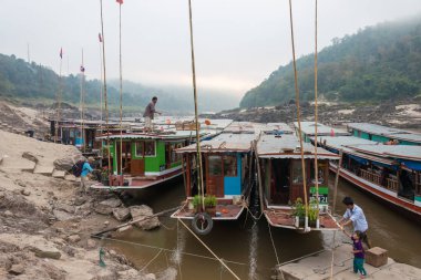 Pakbeng, Laos - Mar 04 2015: Yavaş tekne Mekong Nehri, Pakbeng köyü. Köyün Luang Prabang ve Huay Xai arasında çalışan teknelerde ana durağım.