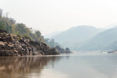 Pakbeng, Laos - Mar 04 2015: Yavaş tekne Mekong Nehri, Pakbeng köyü. Köyün Luang Prabang ve Huay Xai arasında çalışan teknelerde ana durağım.