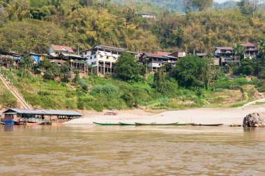 Pakbeng, Laos - Mar 04 2015: Pakbeng görünüm köy. Köyün Luang Prabang ve Huay Xai arasında çalışan teknelerde ana durağım.