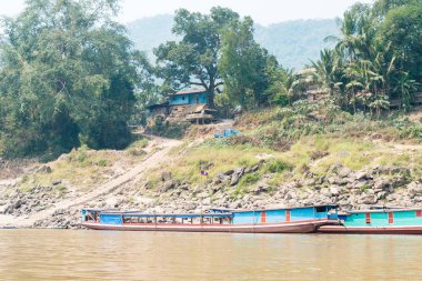 Luang Prabang, Laos - Mar 04 2015: Yavaş mavi yolculuk Mekong Nehri üzerinde. Popüler turistik macera gezi yavaş Huay Xai Luang Prabang için tekne ile.