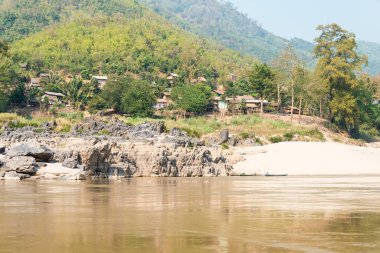 Luang Prabang, Laos - Mar 04 2015: Yavaş mavi yolculuk Mekong Nehri üzerinde. Popüler turistik macera gezi yavaş Huay Xai Luang Prabang için tekne ile.