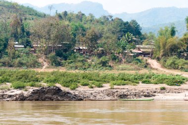 Luang Prabang, Laos - Mar 04 2015: Yavaş mavi yolculuk Mekong Nehri üzerinde. Popüler turistik macera gezi yavaş Huay Xai Luang Prabang için tekne ile.