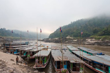 Pakbeng, Laos - Mar 04 2015: Yavaş tekne Pakbeng Köyü'nde. Köyün Luang Prabang ve Huay Xai arasında çalışan teknelerde ana durağım.