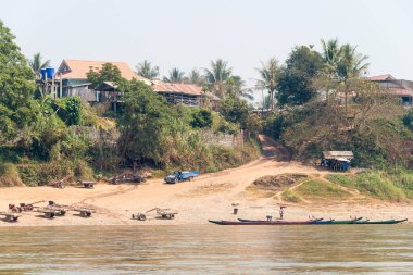 Huay Xai, Laos - Mar 03 2015: Yavaş mavi yolculuk Mekong Nehri üzerinde. Popüler turistik macera gezi yavaş Huay Xai Luang Prabang için tekne ile.