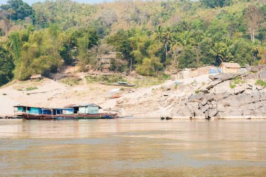 Pakbeng, Laos - Mar 03 2015: Yavaş mavi yolculuk Mekong Nehri üzerinde. Popüler turistik macera gezi yavaş Huay Xai Luang Prabang için tekne ile.