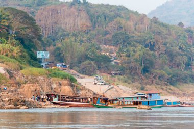 Pakbeng, Laos - Mar 03 2015: Yavaş mavi yolculuk Mekong Nehri üzerinde. Popüler turistik macera gezi yavaş Huay Xai Luang Prabang için tekne ile.