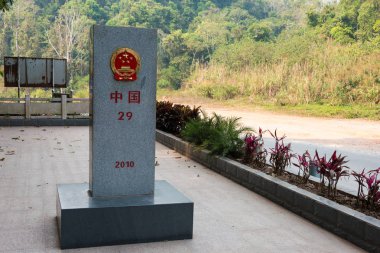 Mohan, Çin - Mar 08 2015: Laos - Çin sınır işareti arasında bot, Luang Namtha Province, Laos ve Mohan, Yunnan Eyaleti, Çin.