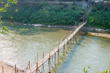 Luang Prabang, Laos - Mar 05 2015: Bambu Nam Han Nehri Köprüsü. Luang Prabang Unesco Dünya Mirası şehir olan ünlü bir Antik şehir.