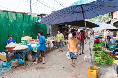 Luang Prabang, Laos - 13 Haziran 2015: Luang Prabang sabah Pazar. Sabah Market alışveriş sitesi turistler için popüler bir hatıra mı.
