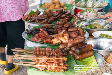 Luang Prabang, Laos - 13 Haziran 2015: Luang Prabang sabah Pazar. Sabah Market alışveriş sitesi turistler için popüler bir hatıra mı.