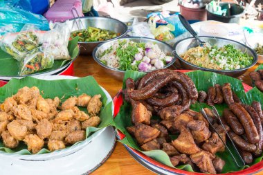 Luang Prabang, Laos - 13 Haziran 2015: Luang Prabang sabah Pazar. Sabah Market alışveriş sitesi turistler için popüler bir hatıra mı.