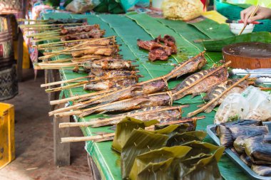 Luang Prabang, Laos - 13 Haziran 2015: Luang Prabang sabah Pazar. Sabah Market alışveriş sitesi turistler için popüler bir hatıra mı.