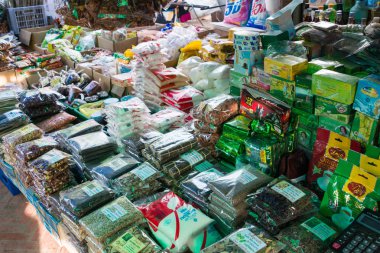 Luang Prabang, Laos - 13 Haziran 2015: Luang Prabang sabah Pazar. Sabah Market alışveriş sitesi turistler için popüler bir hatıra mı.