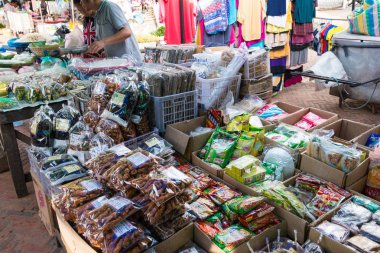 Luang Prabang, Laos - 13 Haziran 2015: Luang Prabang sabah Pazar. Sabah Market alışveriş sitesi turistler için popüler bir hatıra mı.