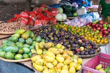 Luang Prabang, Laos - 13 Haziran 2015: Luang Prabang sabah Pazar. Sabah Market alışveriş sitesi turistler için popüler bir hatıra mı.