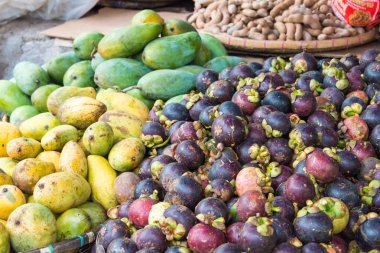 Luang Prabang, Laos - 13 Haziran 2015: Luang Prabang sabah Pazar. Sabah Market alışveriş sitesi turistler için popüler bir hatıra mı.