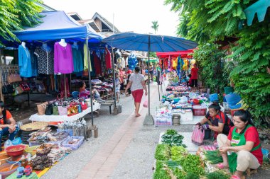 Luang Prabang, Laos - 13 Haziran 2015: Luang Prabang sabah Pazar. Sabah Market alışveriş sitesi turistler için popüler bir hatıra mı.