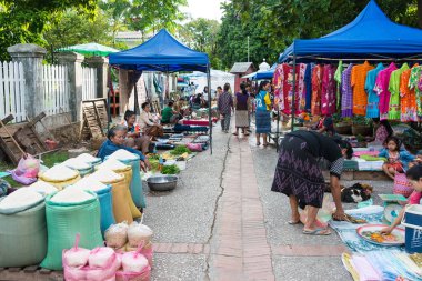 Luang Prabang, Laos - 13 Haziran 2015: Luang Prabang sabah Pazar. Sabah Market alışveriş sitesi turistler için popüler bir hatıra mı.