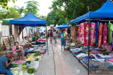 Luang Prabang, Laos - 13 Haziran 2015: Luang Prabang sabah Pazar. Sabah Market alışveriş sitesi turistler için popüler bir hatıra mı.
