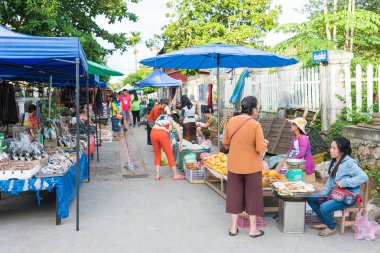Luang Prabang, Laos - 13 Haziran 2015: Luang Prabang sabah Pazar. Sabah Market alışveriş sitesi turistler için popüler bir hatıra mı.