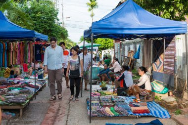 Luang Prabang, Laos - 13 Haziran 2015: Luang Prabang sabah Pazar. Sabah Market alışveriş sitesi turistler için popüler bir hatıra mı.