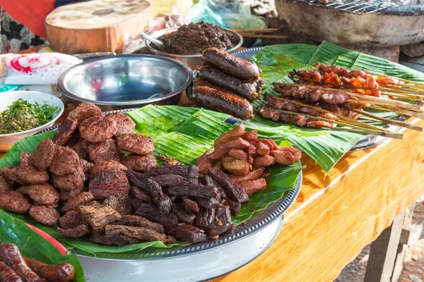 Luang Prabang, Laos - 13 Haziran 2015: Luang Prabang sabah Pazar. Sabah Market alışveriş sitesi turistler için popüler bir hatıra mı.