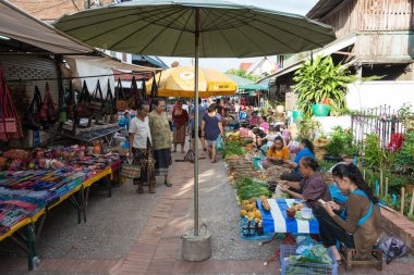 Luang Prabang, Laos - 13 Haziran 2015: Luang Prabang sabah Pazar. Sabah Market alışveriş sitesi turistler için popüler bir hatıra mı.