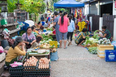 Luang Prabang, Laos - 13 Haziran 2015: Luang Prabang sabah Pazar. Sabah Market alışveriş sitesi turistler için popüler bir hatıra mı.
