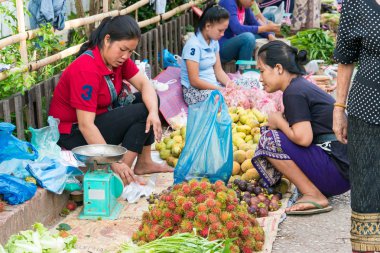Luang Prabang, Laos - 13 Haziran 2015: Luang Prabang sabah Pazar. Sabah Market alışveriş sitesi turistler için popüler bir hatıra mı.