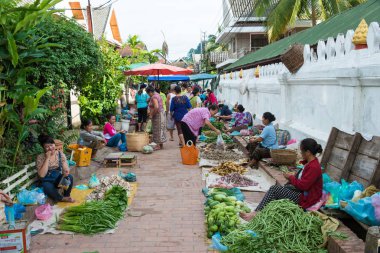 Luang Prabang, Laos - 13 Haziran 2015: Luang Prabang sabah Pazar. Sabah Market alışveriş sitesi turistler için popüler bir hatıra mı.