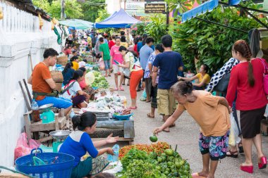 Luang Prabang, Laos - 13 Haziran 2015: Luang Prabang sabah Pazar. Sabah Market alışveriş sitesi turistler için popüler bir hatıra mı.