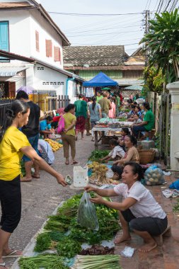 Luang Prabang, Laos - 13 Haziran 2015: Luang Prabang sabah Pazar. Sabah Market alışveriş sitesi turistler için popüler bir hatıra mı.