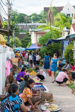 Luang Prabang, Laos - 13 Haziran 2015: Luang Prabang sabah Pazar. Sabah Market alışveriş sitesi turistler için popüler bir hatıra mı.