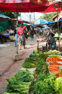 Luang Prabang, Laos - 13 Haziran 2015: Luang Prabang sabah Pazar. Sabah Market alışveriş sitesi turistler için popüler bir hatıra mı.