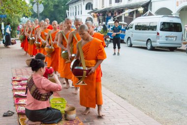 Luang Prabang, Laos - Mar 05 2015: sadaka sabah toplama Budist rahipler. Rahipler de Luang Prabang için sadaka verme geleneği turistlere genişletilmiş.