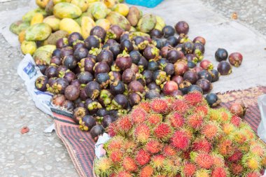 Luang Prabang, Laos - 13 Haziran 2015: Luang Prabang sabah Pazar. Sabah Market alışveriş sitesi turistler için popüler bir hatıra mı.