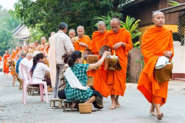 Luang Prabang, Laos - Mar 07 2015: sabah töreni Budist sadaka. Rahipler de Luang Prabang için sadaka verme geleneği turistlere genişletilmiş.
