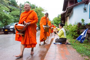 Luang Prabang, Laos - 12 Haziran 2015: sabah töreni Budist sadaka. Rahipler de Luang Prabang için sadaka verme geleneği turistlere genişletilmiş.