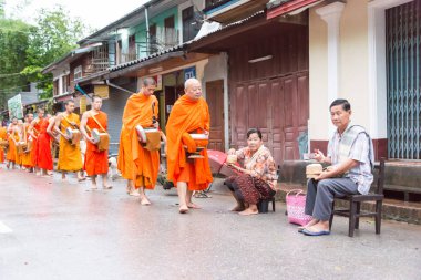 Luang Prabang, Laos - 12 Haziran 2015: sabah töreni Budist sadaka. Rahipler de Luang Prabang için sadaka verme geleneği turistlere genişletilmiş.