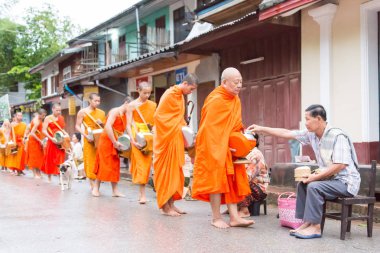 Luang Prabang, Laos - 12 Haziran 2015: sabah töreni Budist sadaka. Rahipler de Luang Prabang için sadaka verme geleneği turistlere genişletilmiş.