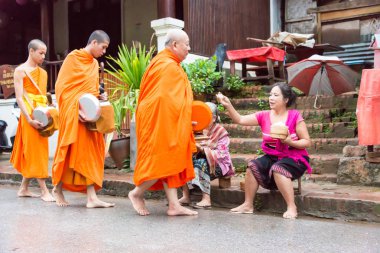 Luang Prabang, Laos - 12 Haziran 2015: sabah töreni Budist sadaka. Rahipler de Luang Prabang için sadaka verme geleneği turistlere genişletilmiş.