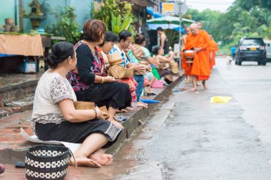 Luang Prabang, Laos - 12 Haziran 2015: sabah töreni Budist sadaka. Rahipler de Luang Prabang için sadaka verme geleneği turistlere genişletilmiş.