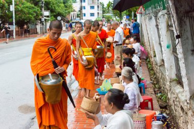 Luang Prabang, Laos - 12 Haziran 2015: sabah töreni Budist sadaka. Rahipler de Luang Prabang için sadaka verme geleneği turistlere genişletilmiş.