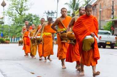 Luang Prabang, Laos - 12 Haziran 2015: sabah töreni Budist sadaka. Rahipler de Luang Prabang için sadaka verme geleneği turistlere genişletilmiş.