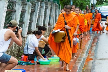 Luang Prabang, Laos - 12 Haziran 2015: sabah töreni Budist sadaka. Rahipler de Luang Prabang için sadaka verme geleneği turistlere genişletilmiş.