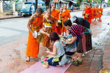 Luang Prabang, Laos - 12 Haziran 2015: sabah töreni Budist sadaka. Rahipler de Luang Prabang için sadaka verme geleneği turistlere genişletilmiş.