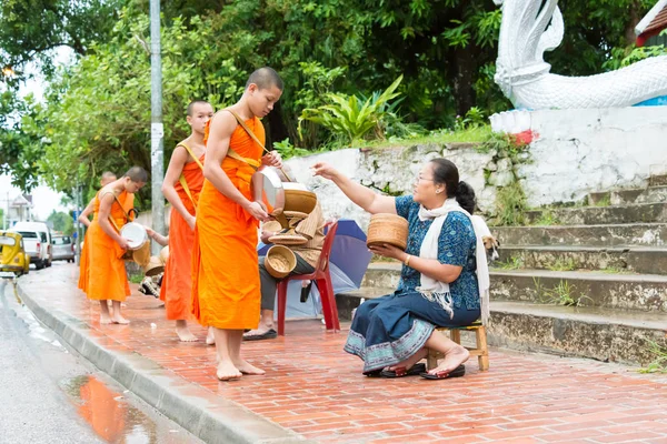 Луанг-Прабанг, Лаос - 12 июня 2015 г.: утром церемония раздачи буддийских милостынь. Традиция давать милостыню монахам в Луангпхабанге распространилась на туристов . — стоковое фото