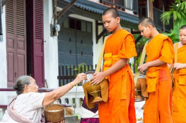 Luang Prabang, Laos - 13 Haziran 2015: sabah töreni Budist sadaka. Rahipler de Luang Prabang için sadaka verme geleneği turistlere genişletilmiş.
